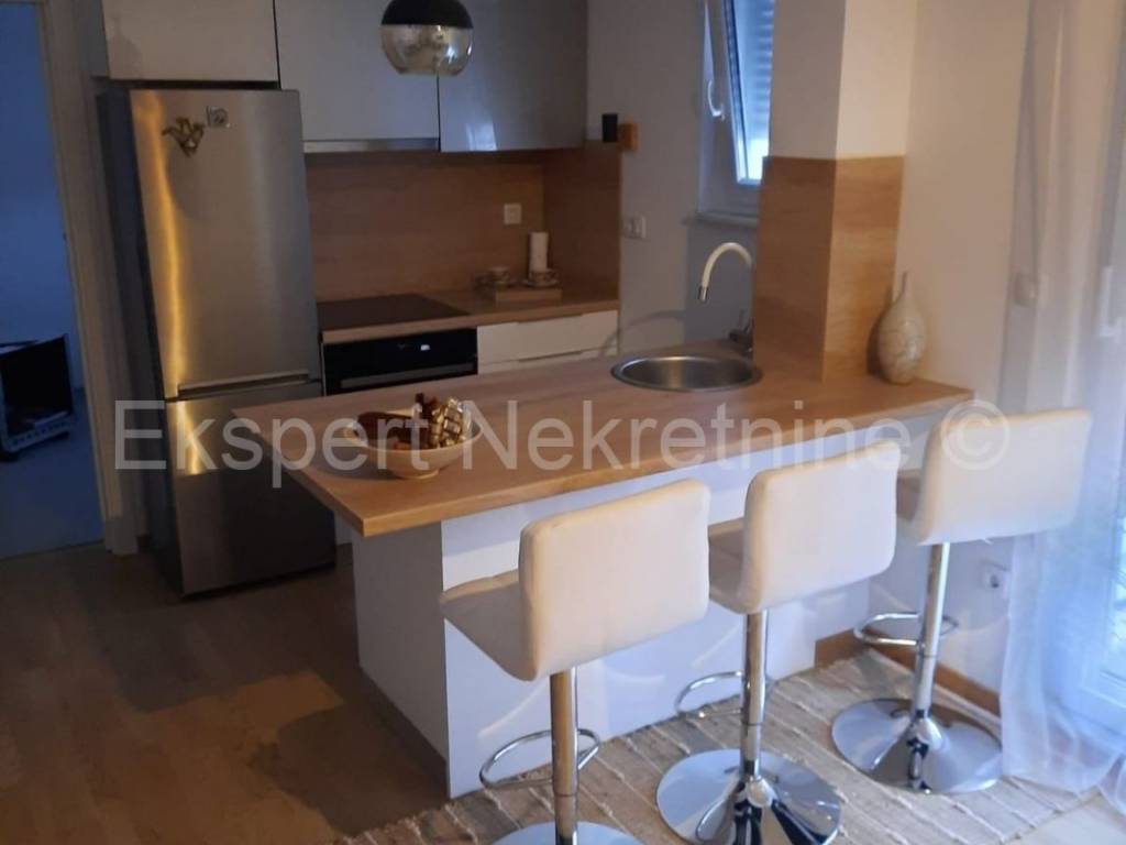 Flat in a building, Rent, Solin, Japirko