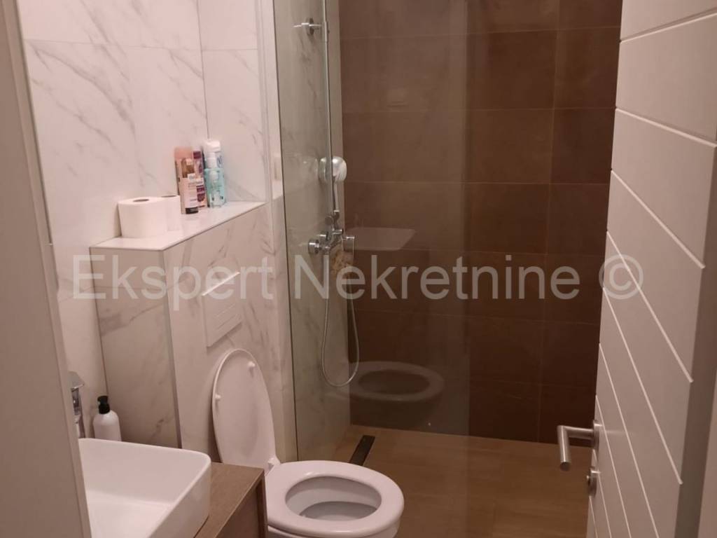 Flat in a building, Rent, Solin, Japirko