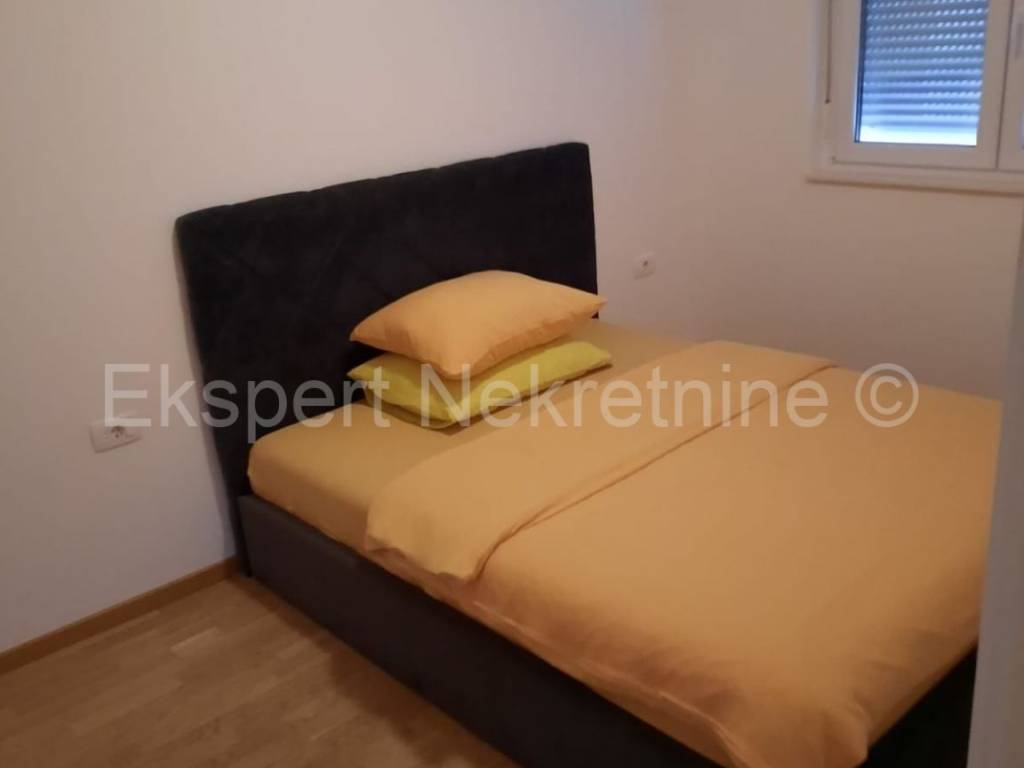 Flat in a building, Rent, Solin, Japirko