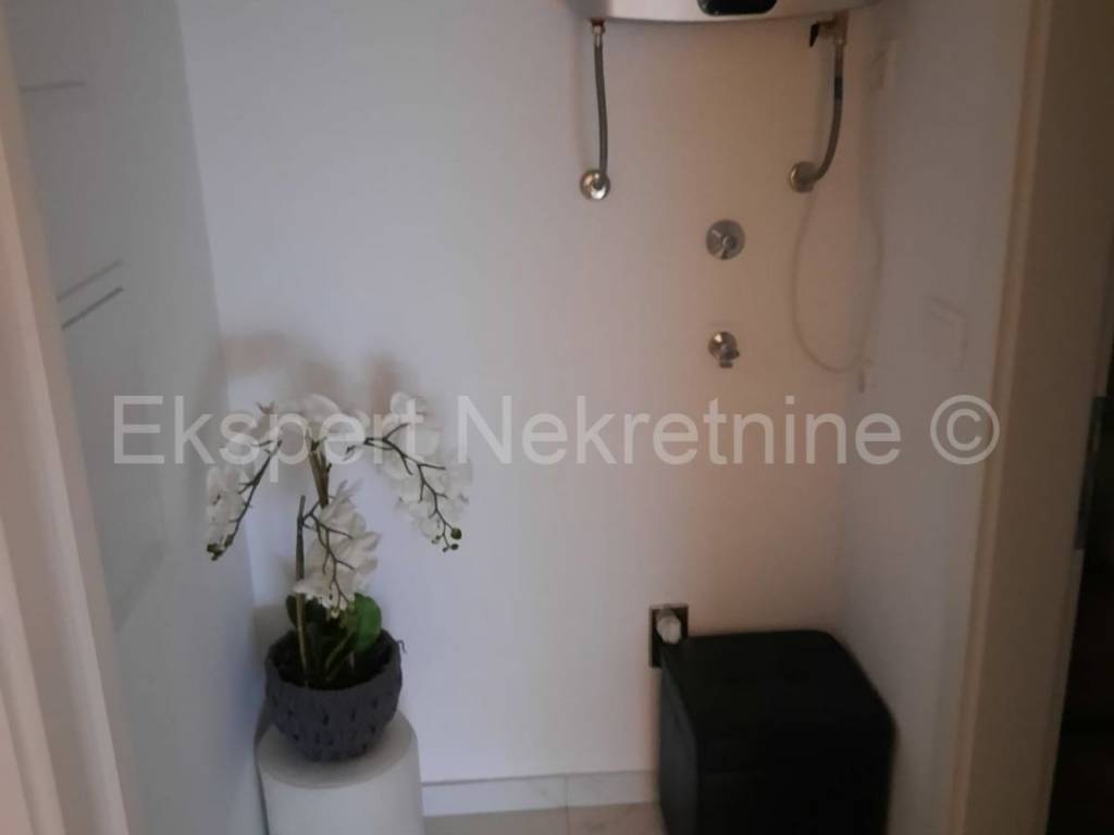 Flat in a building, Rent, Solin, Japirko