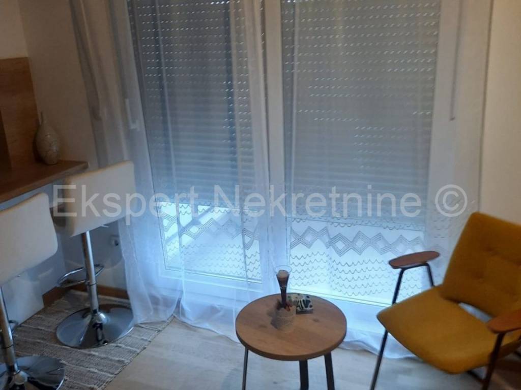 Flat in a building, Rent, Solin, Japirko