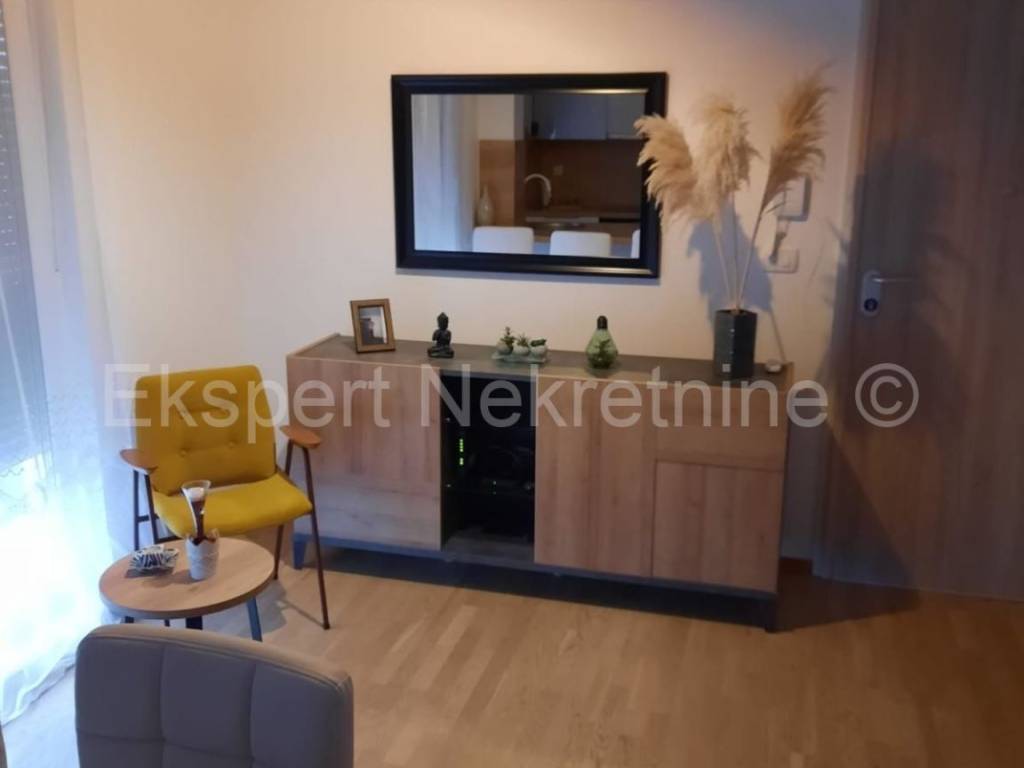 Flat in a building, Rent, Solin, Japirko