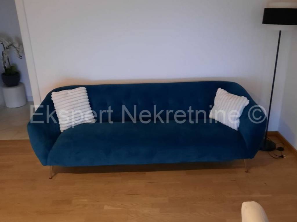 Flat in a building, Rent, Solin, Japirko