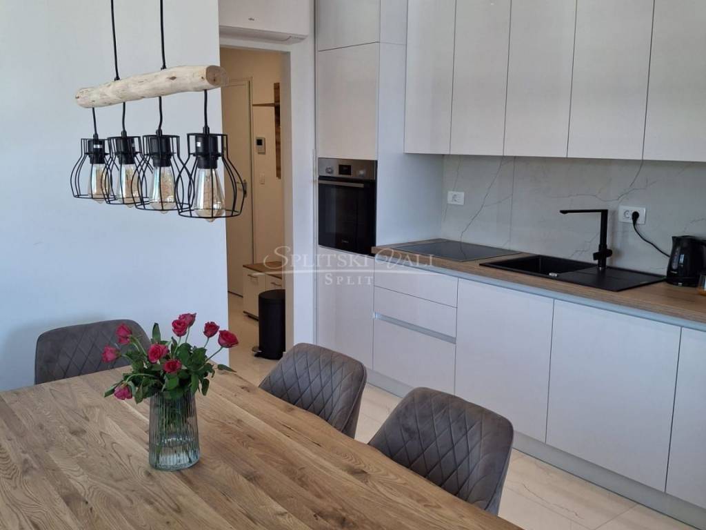 Flat in a new building, Rent, Solin, Japirko