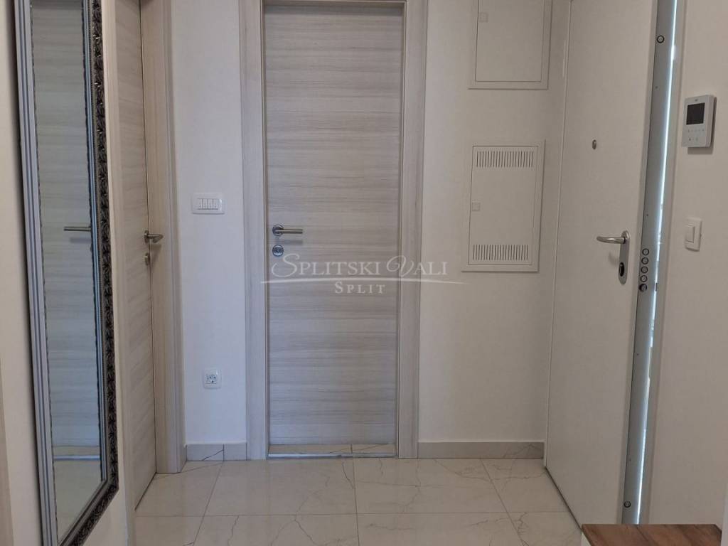 Flat in a new building, Rent, Solin, Japirko