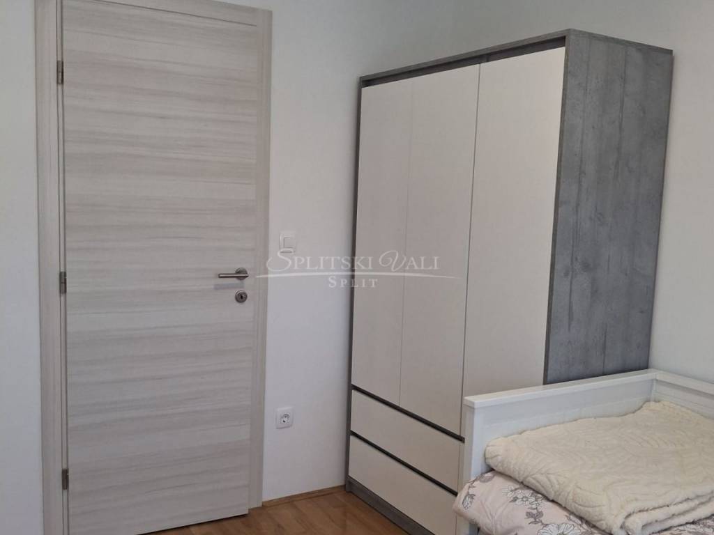 Flat in a new building, Rent, Solin, Japirko