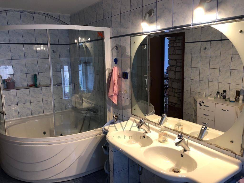 Flat in a building, Sale, Pula, Pula