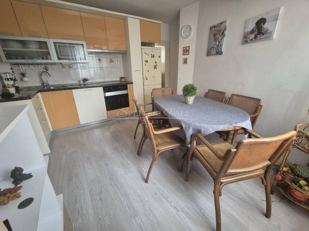 Flat in a building, Sale, Split, Split