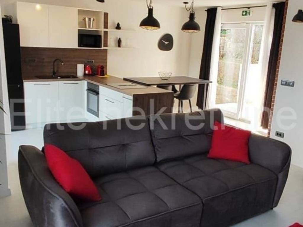 Flat in a house, Rent, Rijeka, Istok