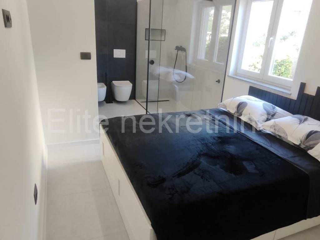 Flat in a house, Rent, Rijeka, Istok