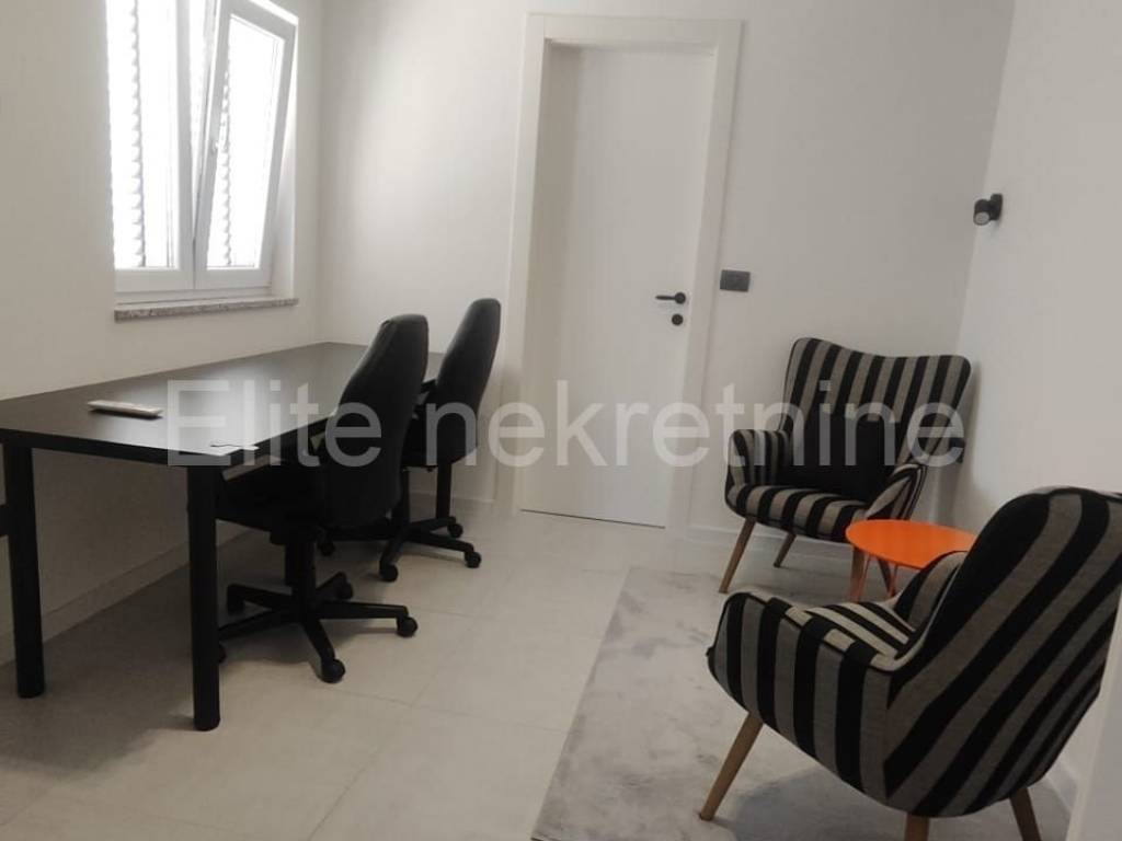 Flat in a house, Rent, Rijeka, Istok