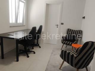 Flat in a house, Rent, Rijeka, Istok