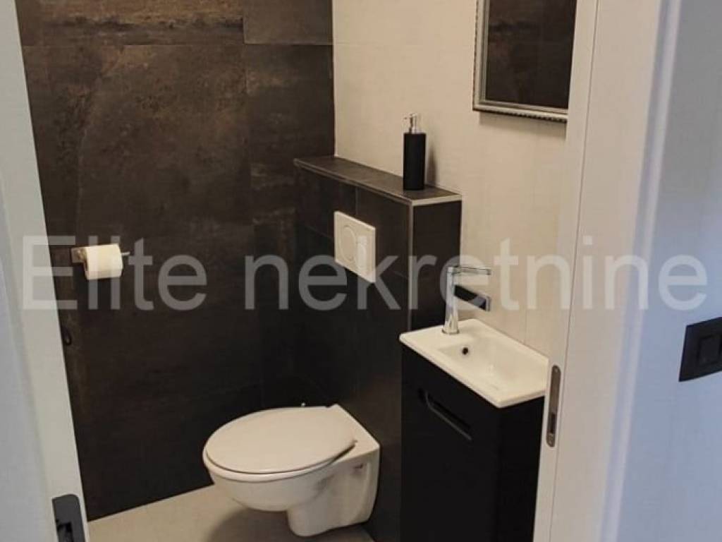 Flat in a house, Rent, Rijeka, Istok