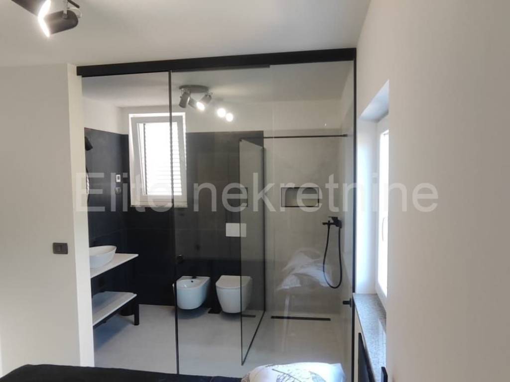 Flat in a house, Rent, Rijeka, Istok