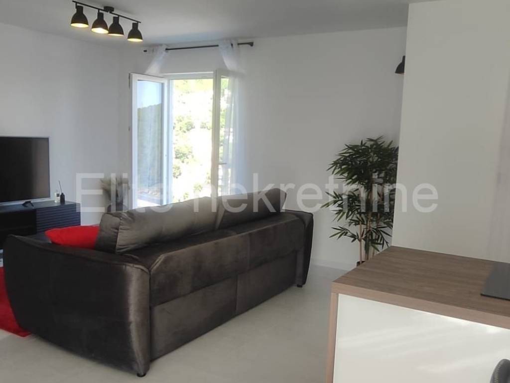 Flat in a house, Rent, Rijeka, Istok