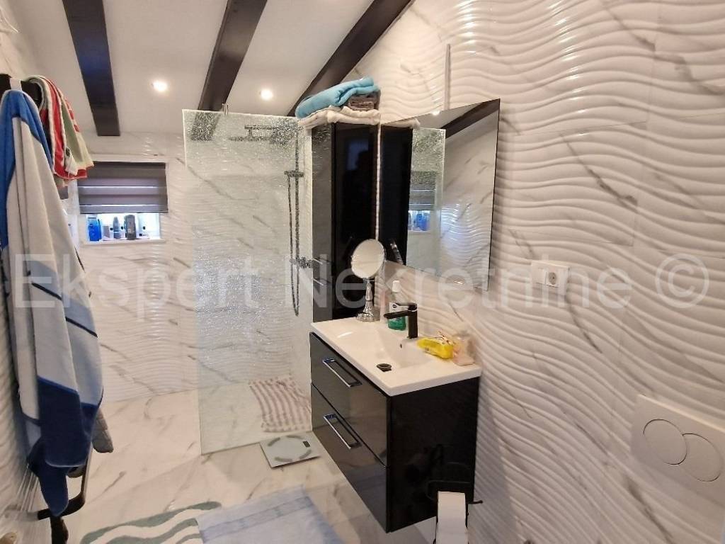 House with apartments, Sale, Okrug, Okrug Gornji