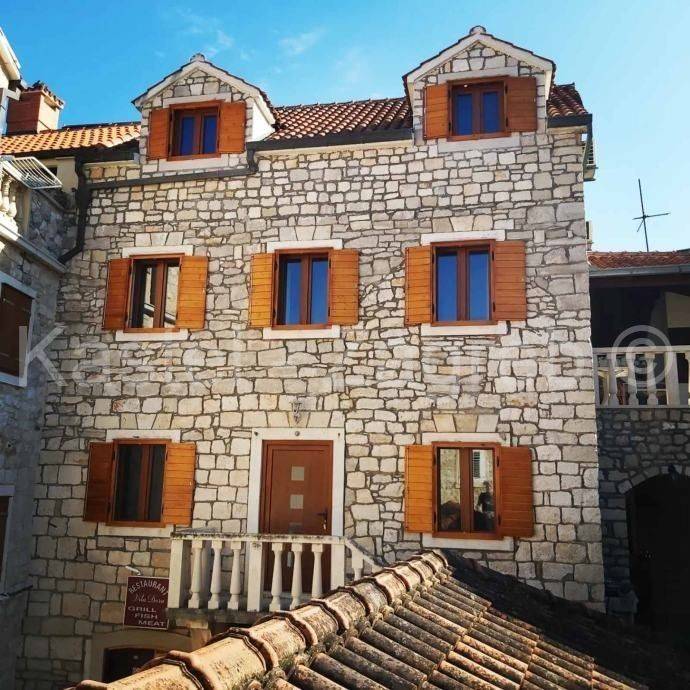 House with apartments, Sale, Supetar, Supetar