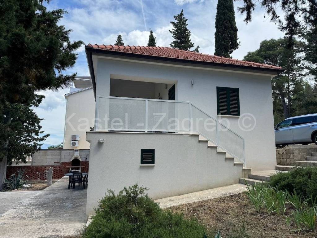 House by the sea, Sale, Sutivan, Sutivan