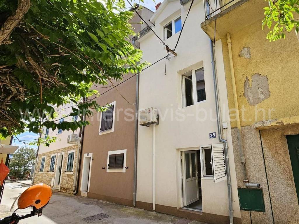 Kuca u nizu, Najam, Vodice, Vodice