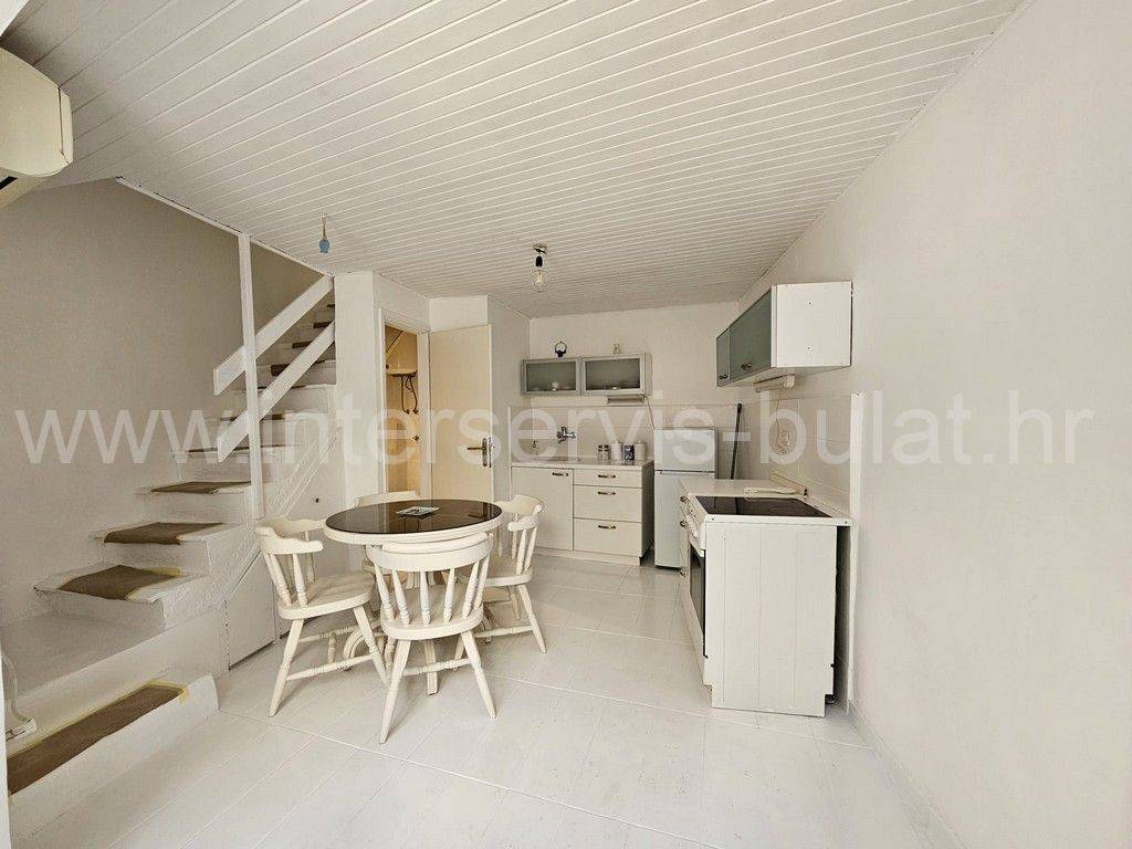 Kuca u nizu, Najam, Vodice, Vodice