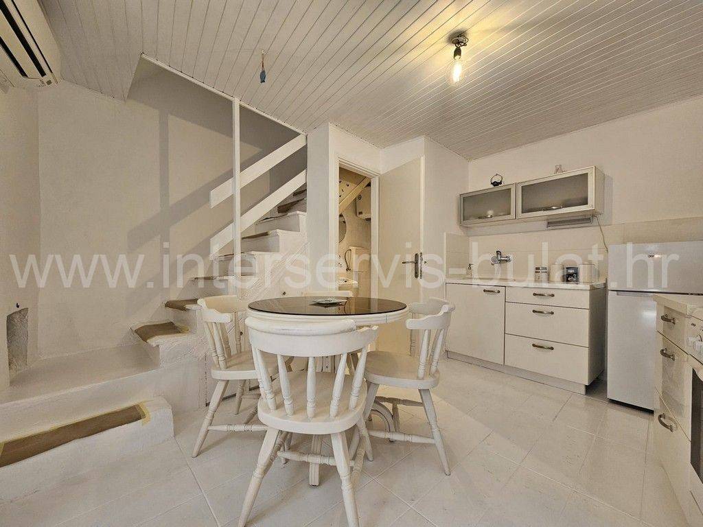 Kuca u nizu, Najam, Vodice, Vodice