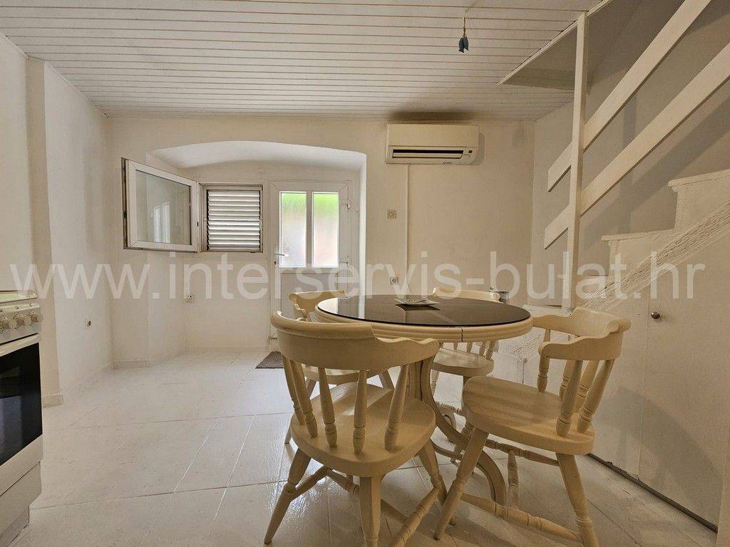 Kuca u nizu, Najam, Vodice, Vodice