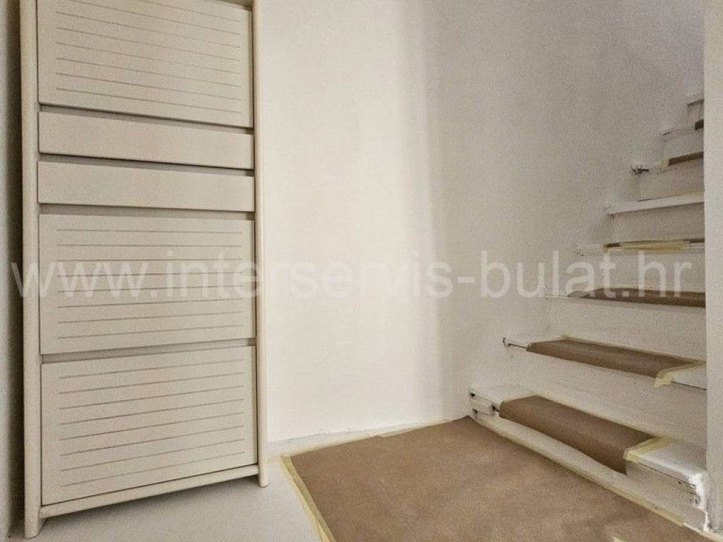 Kuca u nizu, Najam, Vodice, Vodice