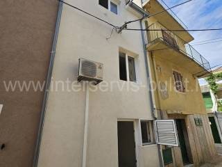 Kuca u nizu, Najam, Vodice, Vodice