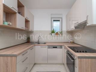 Flat in a building, Sale, Okrug, Okrug Gornji