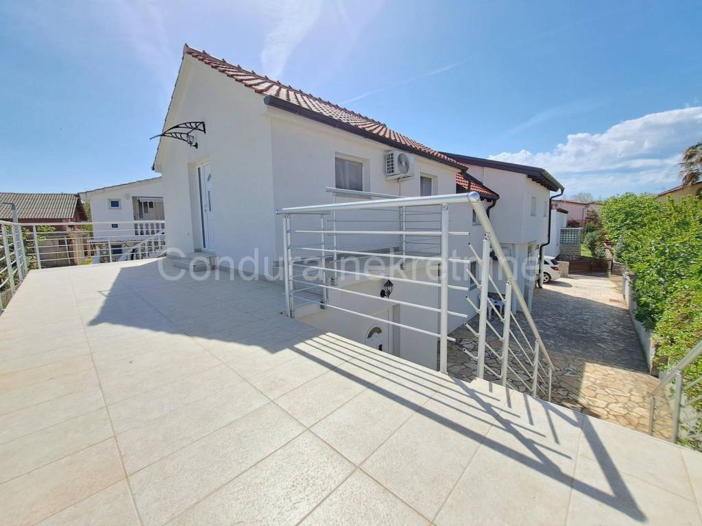 House with apartments, Sale, Vrsi, Zukve