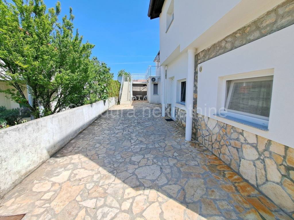 House with apartments, Sale, Vrsi, Zukve