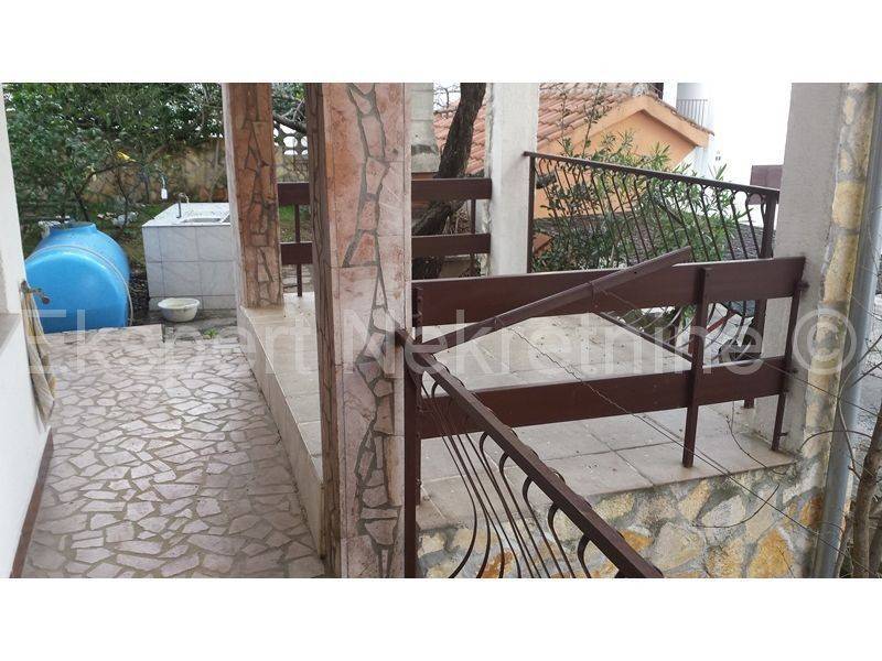 House, Sale, Okrug