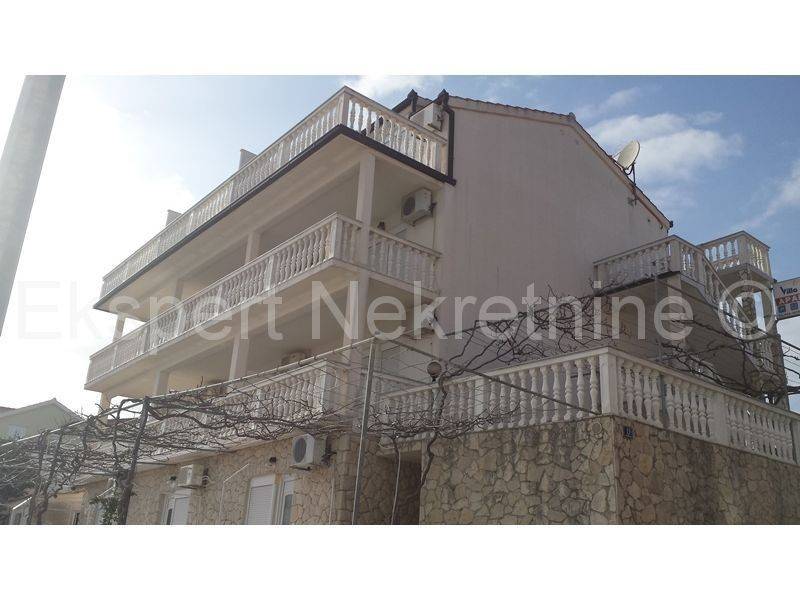 House, Sale, Okrug