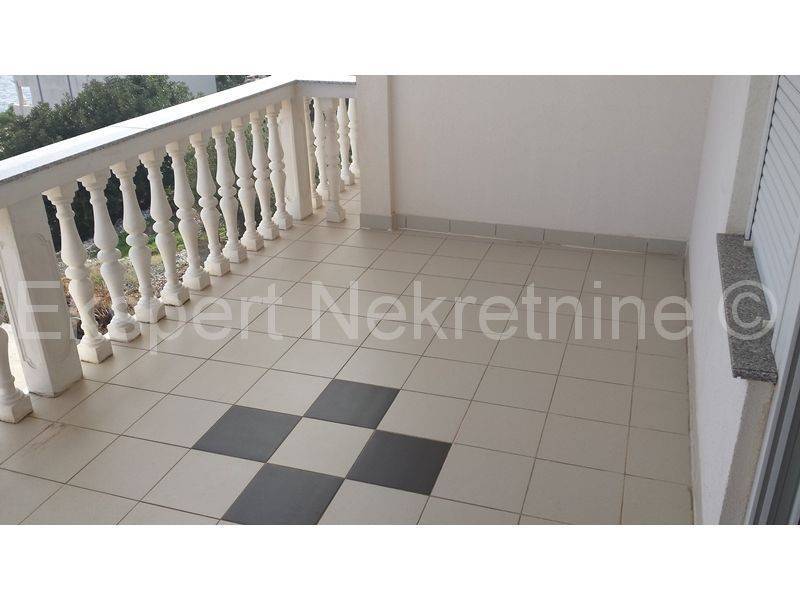 House, Sale, Okrug