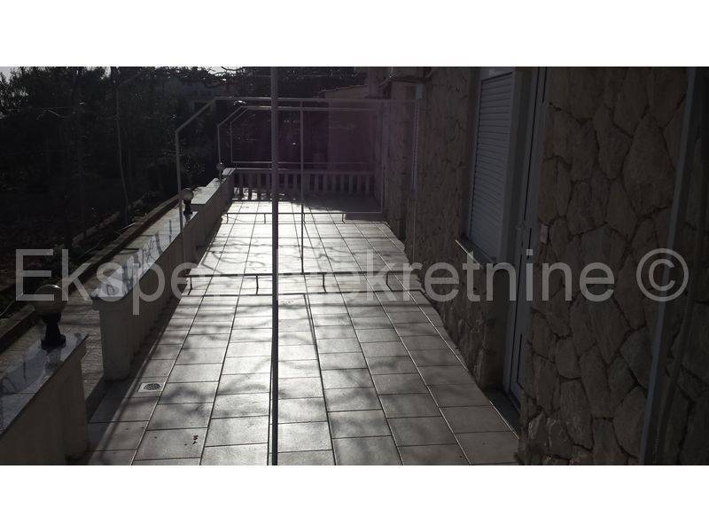 House, Sale, Okrug