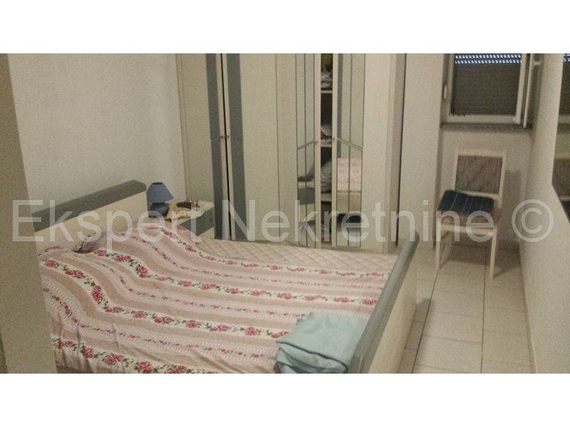 House, Sale, Okrug