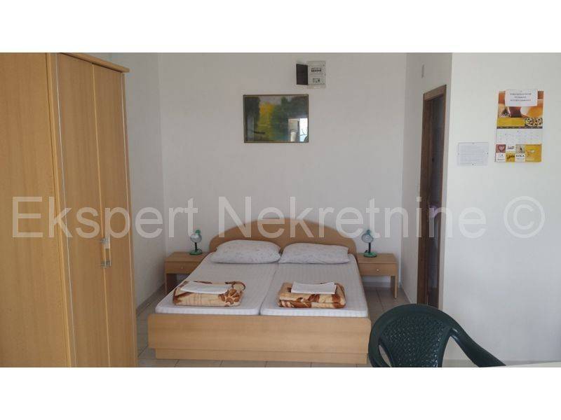 House, Sale, Okrug