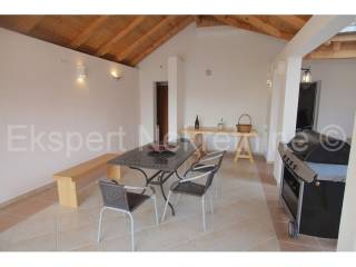 House, Sale, Okrug