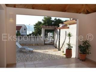 House, Sale, Okrug