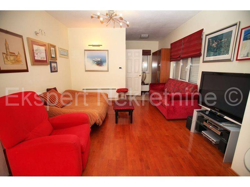 House, Sale, Okrug