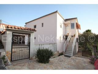 House, Sale, Okrug
