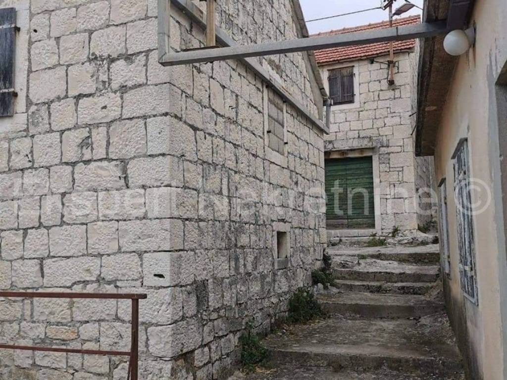 Stone house, Sale, Okrug, Okrug Donji