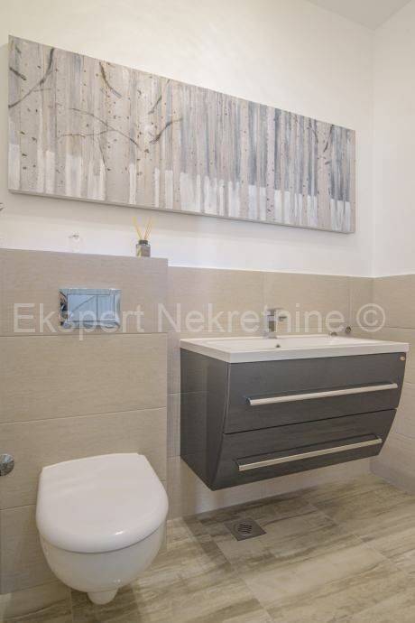 Flat in a building, Sale, Okrug, Okrug Gornji