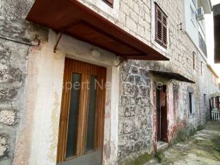 Stone house, Sale, Okrug, Okrug Gornji