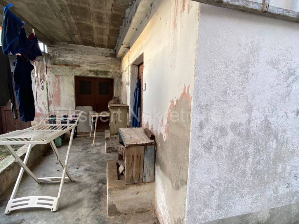 Stone house, Sale, Okrug, Okrug Gornji