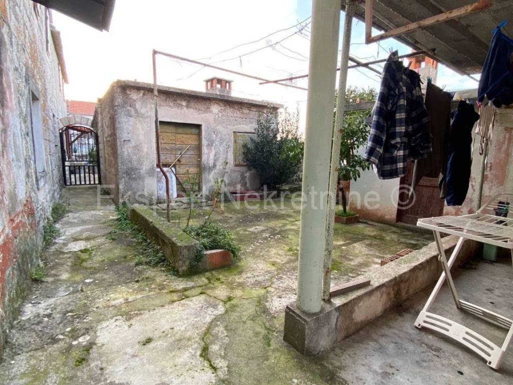 Stone house, Sale, Okrug, Okrug Gornji