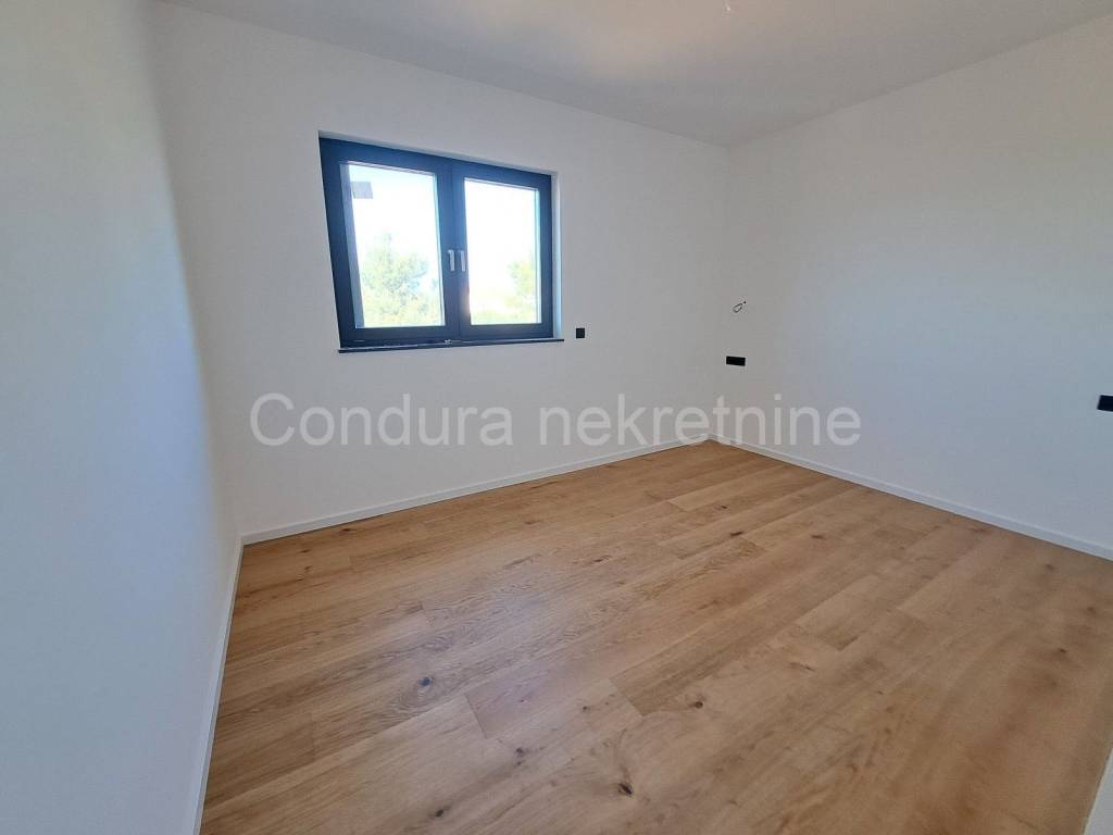 Apartman na moru, Prodaja, Nin, Zaton