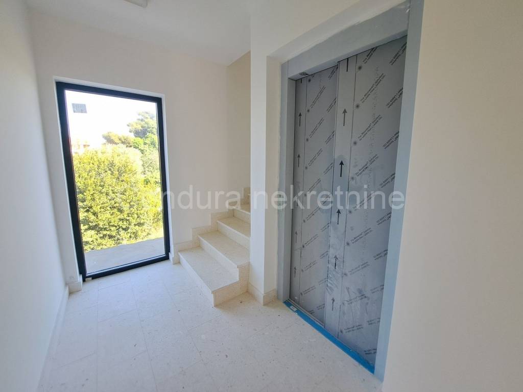 Apartman na moru, Prodaja, Nin, Zaton