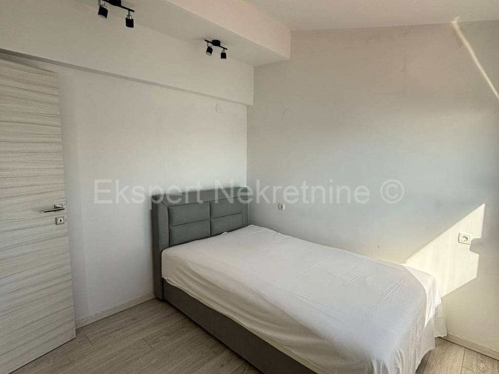 Flat in a building, Sale, Dugi rat, Jesenice
