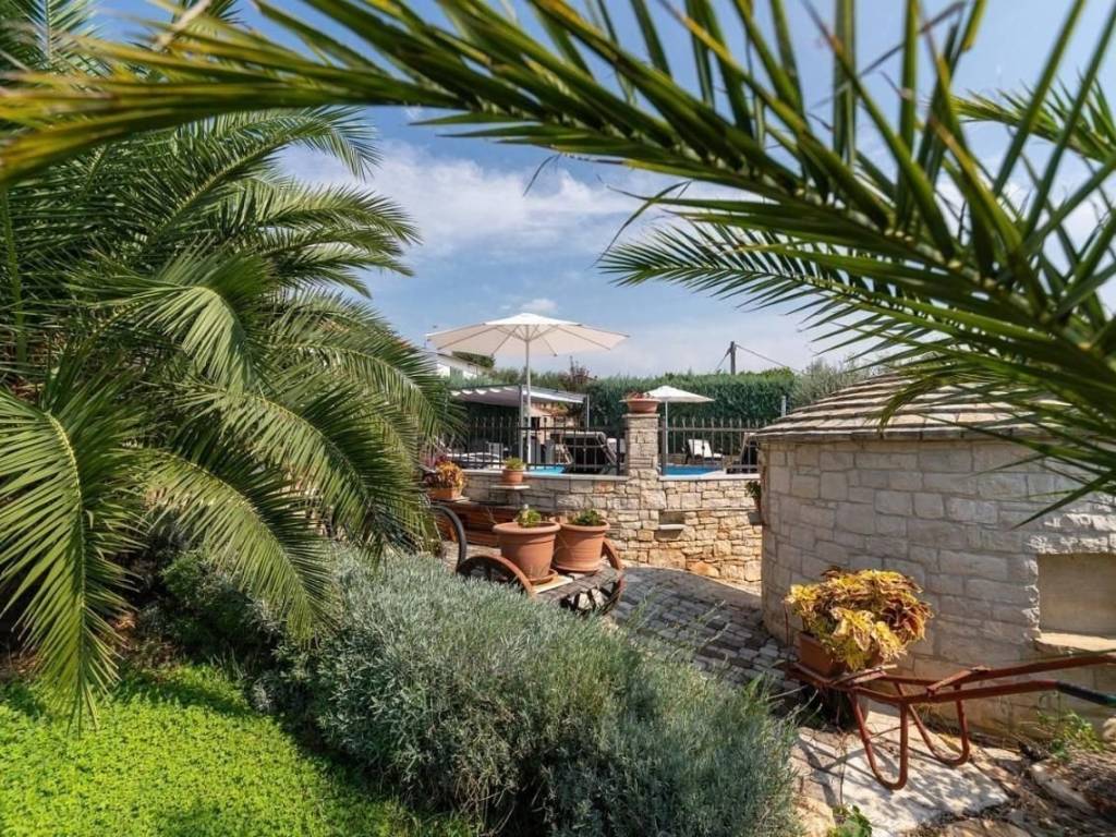 House with apartments, Sale, Kaštelir-Labinci, Kaštelir